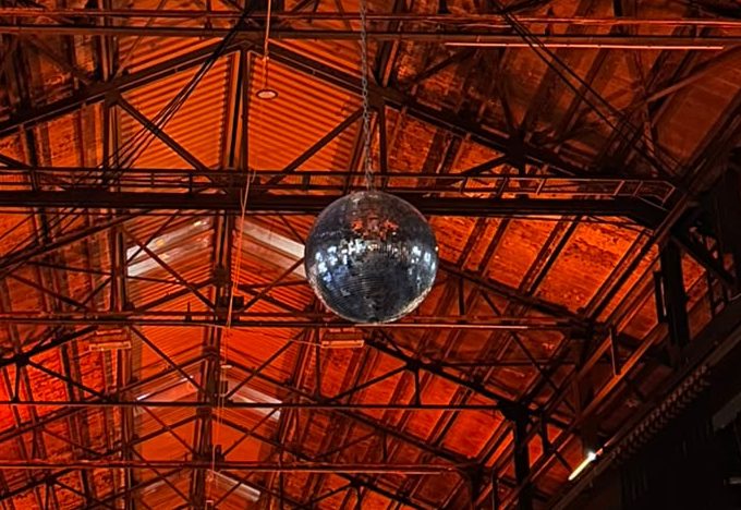 Discokugel unter dem beleuchteten Stahldach der Zechenwerkstatt Lohberg
